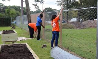 Volunteers_20putting_20up_20fencing.jpg